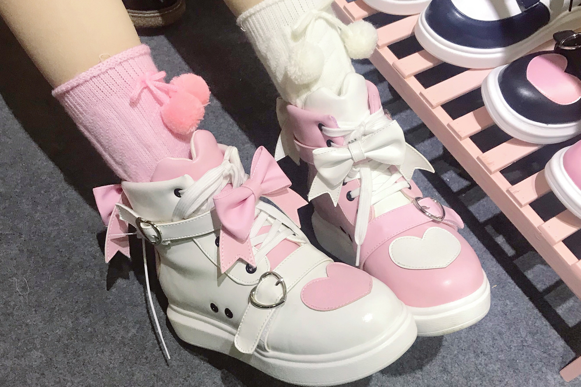 有一种lo鞋叫"鸳鸯鞋",可盐可甜,搭配地球人服饰也很好看!